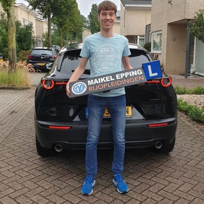 Maikel is een chille rij-instructeur